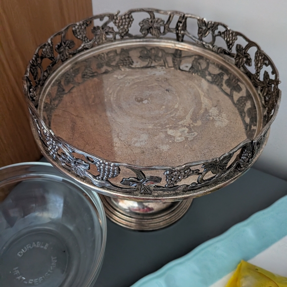 Vintage-Inspired Silver Cake Stand with Grape Motif - Picture 2 of 2